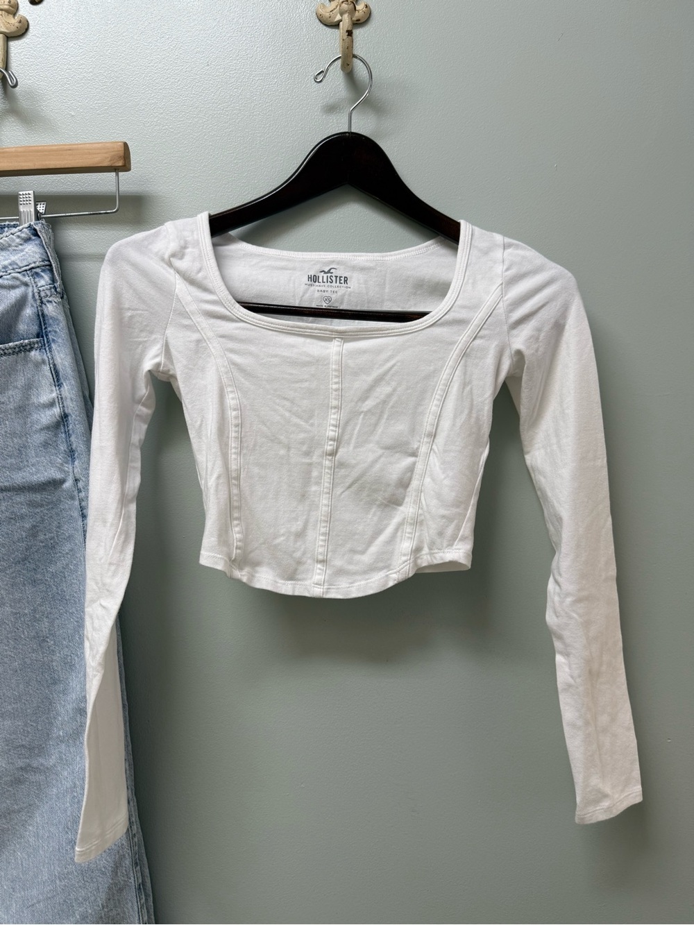 Hollister must have collection white cropped long sleeve tee XS